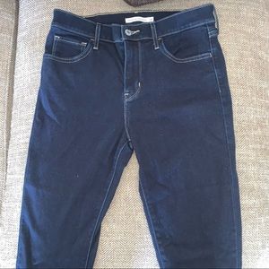 EUC Levi’s 720 High Rise Super Skinny Jeans Size 28.